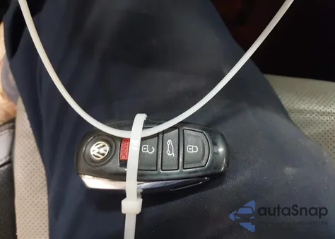 2017 Volkswagen Touareg V6 Wolfsburg Edition z USA, uszkodzony, nr VIN WVGRF7BP2HD005662